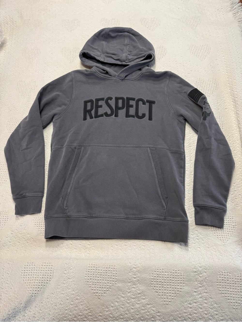 Under Armour “Respect” Fitted Gray Hoodie (M)